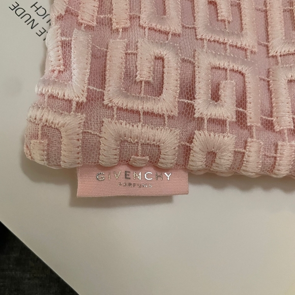 Givenchy - Picture 12 of 16